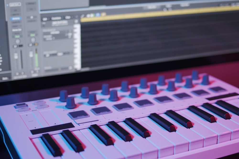 Geld rubber galblaas De gasten Best MIDI Controller for Logic Pro X in 2022 - Lauras MIDI Heaven